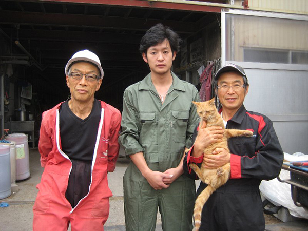 渡辺俊夫(右)と息子さんとお兄さん